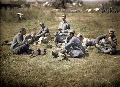 Soldaten ruhen sich nach einer Mahlzeit aus, Aisne, Frankreich, 1917 von Fernand Cuville